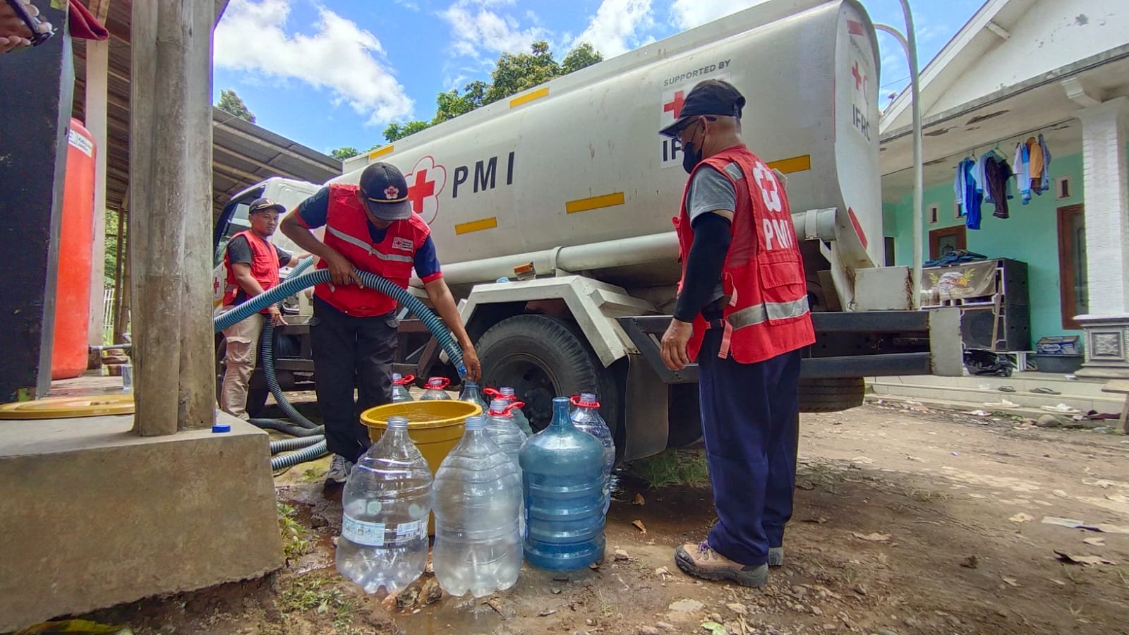 Pasca Banjir Bandang PMI Jember Distribusi 3600 Liter Air Bersih