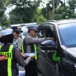 Polres Gresik Gencarkan Edukasi Keselamatan Pengguna Jalan Tertib Dapat Cokelat