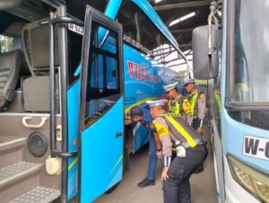 Polres Lamongan Ramp Check Bus Jemaah Harlah NU