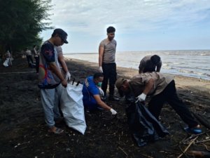 Polres Probolinggo Ajak Warga Percantik Destinasi Wisata Pantai
