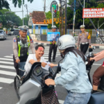 Polres Blitar Kota Bagikan Sayur Edukasi Operasi Keselamatan Semeru