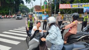 Polres Blitar Kota Bagikan Sayur Edukasi Operasi Keselamatan Semeru