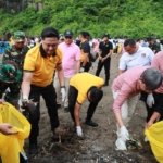 Polres Jember Pimpin Gerakan Indonesia Asri Bersihkan Pantai Watu Ulo