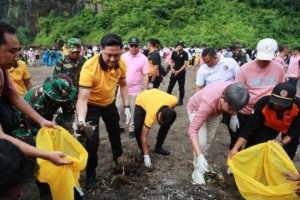 Polres Jember Pimpin Gerakan Indonesia Asri Bersihkan Pantai Watu Ulo