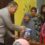 Polres Bondowoso Salurkan Bingkisan dan Kunjungi Lansia di Panti Jompo