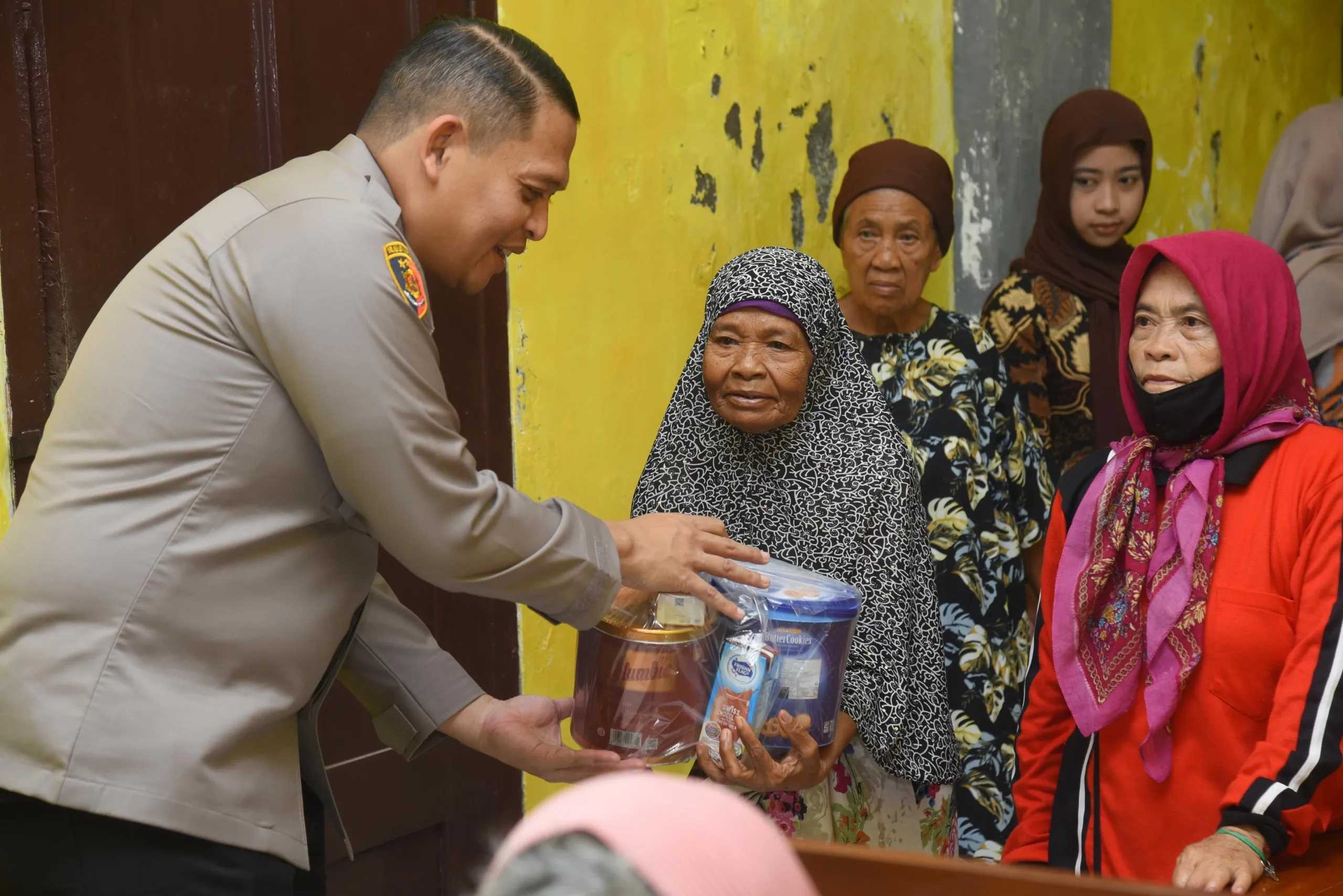 Polres Bondowoso Salurkan Bingkisan dan Kunjungi Lansia di Panti Jompo