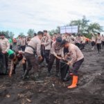 Polres Lumajang Gelar Aksi Bersih-Bersih Wujudkan Pantai Watu Pecak Asri