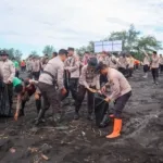 Polres Lumajang Gelar Aksi Bersih-Bersih Wujudkan Pantai Watu Pecak Asri