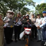 Polres Magetan Bagi Bunga dan Es Krim Selama Operasi Keselamatan Semeru