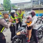 Polres Lumajang Beri Hadiah Pengendara Tertib pada Operasi Keselamatan Semeru
