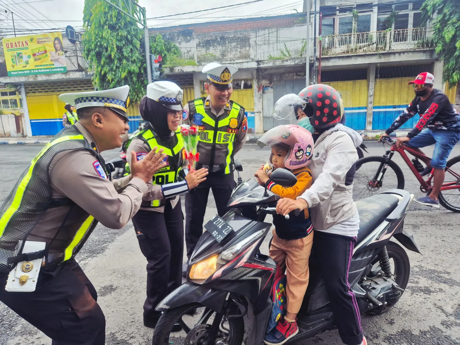 Polres Lumajang Beri Hadiah Pengendara Tertib pada Operasi Keselamatan Semeru