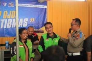 Polres Gresik Rangkul Driver Ojol Lewat Program Polantas Menyapa