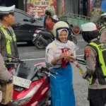 Polres Ponorogo Hadiahkan Helm dan Cokelat bagi Pengendara Tertib