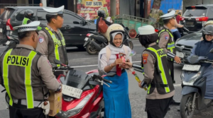 Polres Ponorogo Hadiahkan Helm dan Cokelat bagi Pengendara Tertib