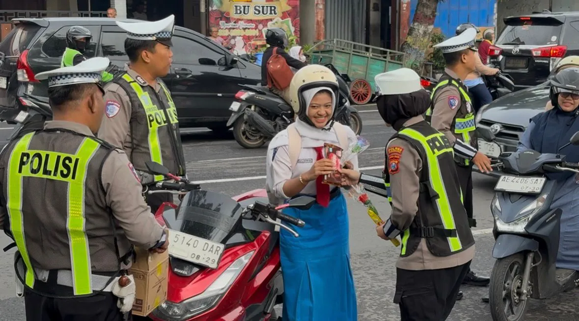 Polres Ponorogo Hadiahkan Helm dan Cokelat bagi Pengendara Tertib