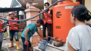 PMI Jember Salurkan 5.100 Liter Air Bersih untuk Korban Banjir