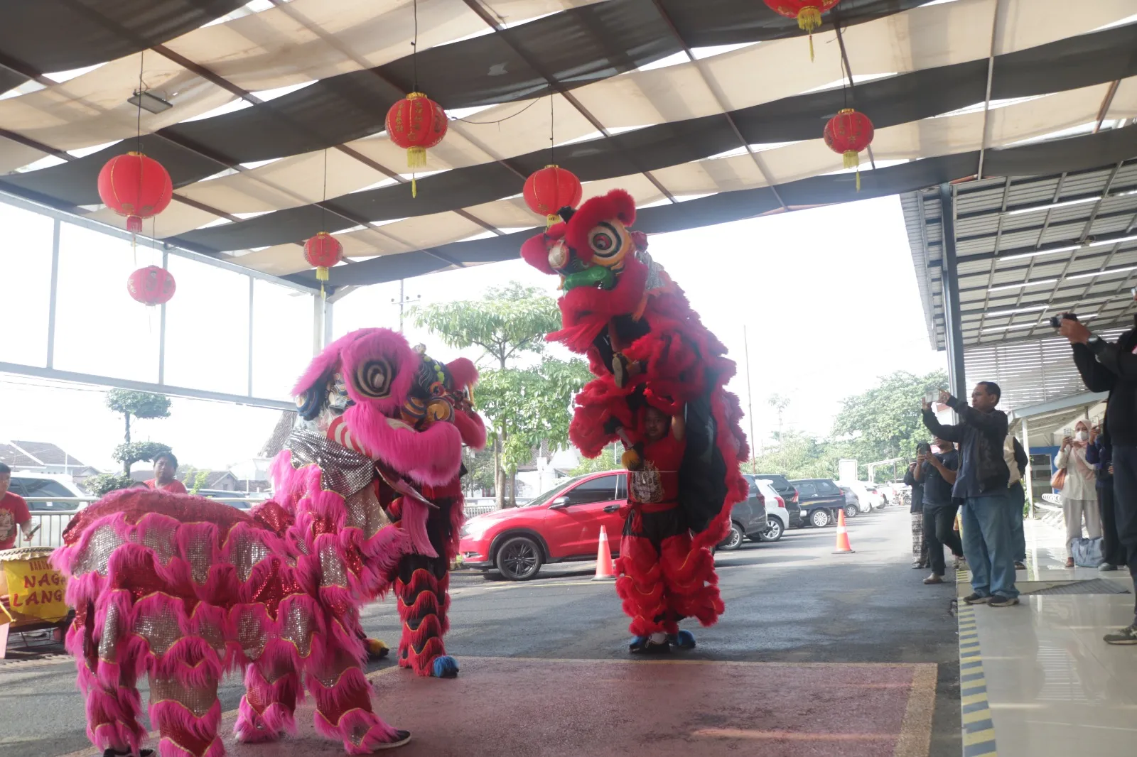 Atraksi Barongsai Meriahkan Arus Balik Imlek di Stasiun Jember