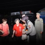 Aksi Simpatik Polwan Polres Bondowoso Dampingi Jemaat Vihara