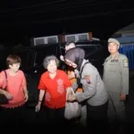 Aksi Simpatik Polwan Polres Bondowoso Dampingi Jemaat Vihara