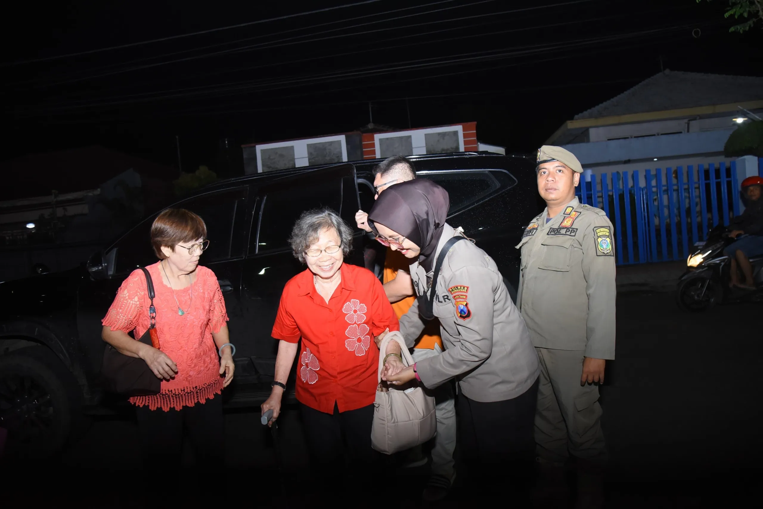 Aksi Simpatik Polwan Polres Bondowoso Dampingi Jemaat Vihara