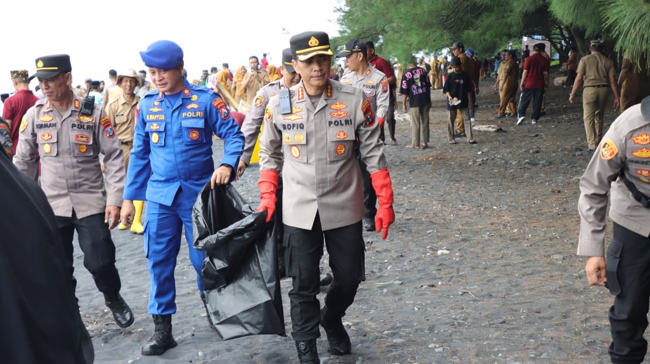 Polresta Banyuwangi Bersihkan Pantai Watu Dodol Lewat Gerakan Asri