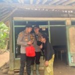 Polres Jember Terjang Medan Sulit Demi Salurkan Bantuan di Pelosok