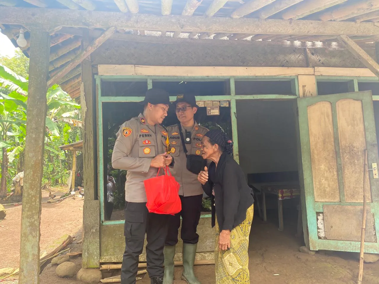 Polres Jember Terjang Medan Sulit Demi Salurkan Bantuan di Pelosok