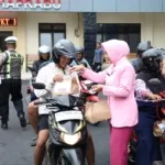 Polres Tulungagung Bagikan Takjil dan Imbau Tertib Lalu Lintas