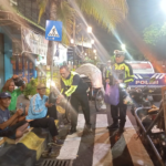 Polres Madiun Kota Patroli Sahur Sambil Berbagi Nasi Kotak