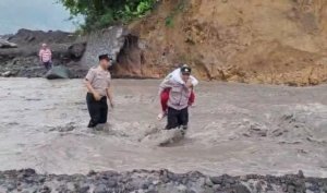 Polisi Lumajang Gendong Siswa SD Seberangi Lahar Dingin Semeru