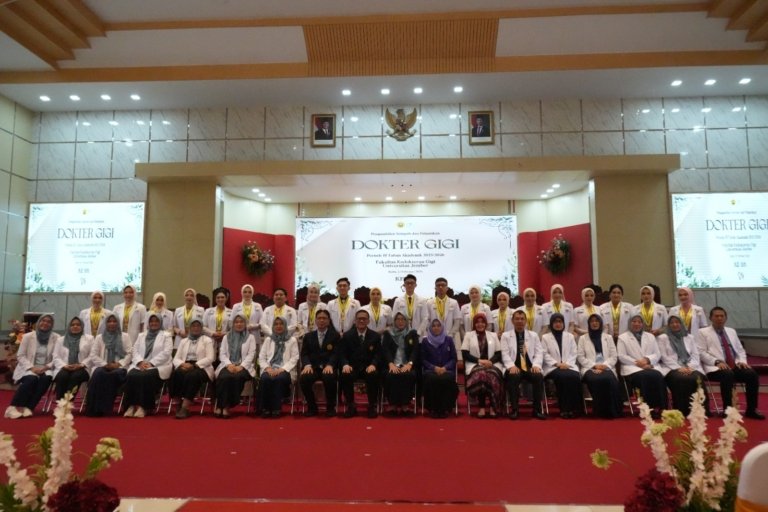 FKG UNEJ Lantik 58 Dokter Gigi Baru Dengan Prestasi Nilai UKOMNAS Nyaris Sempurna