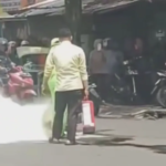 Motor Pasutri Terbakar di Depan SPBU Jember Petugas Sigap Padamkan Api
