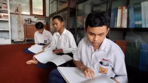 Siswa Tunanetra di Jember Antusias Belajar Al-Qur’an Braille Selama Ramadan