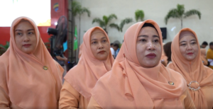 Polije Salurkan 1.060 Paket Sembako Murah untuk Karyawan