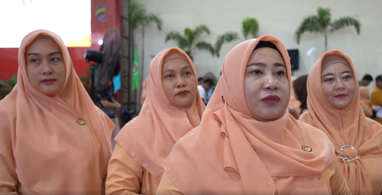 Polije Salurkan 1.060 Paket Sembako Murah untuk Karyawan