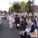 Wujud Toleransi, Jemaat Gereja Katolik Santo Yusup Jember Bagikan Koran Alas Salat Id