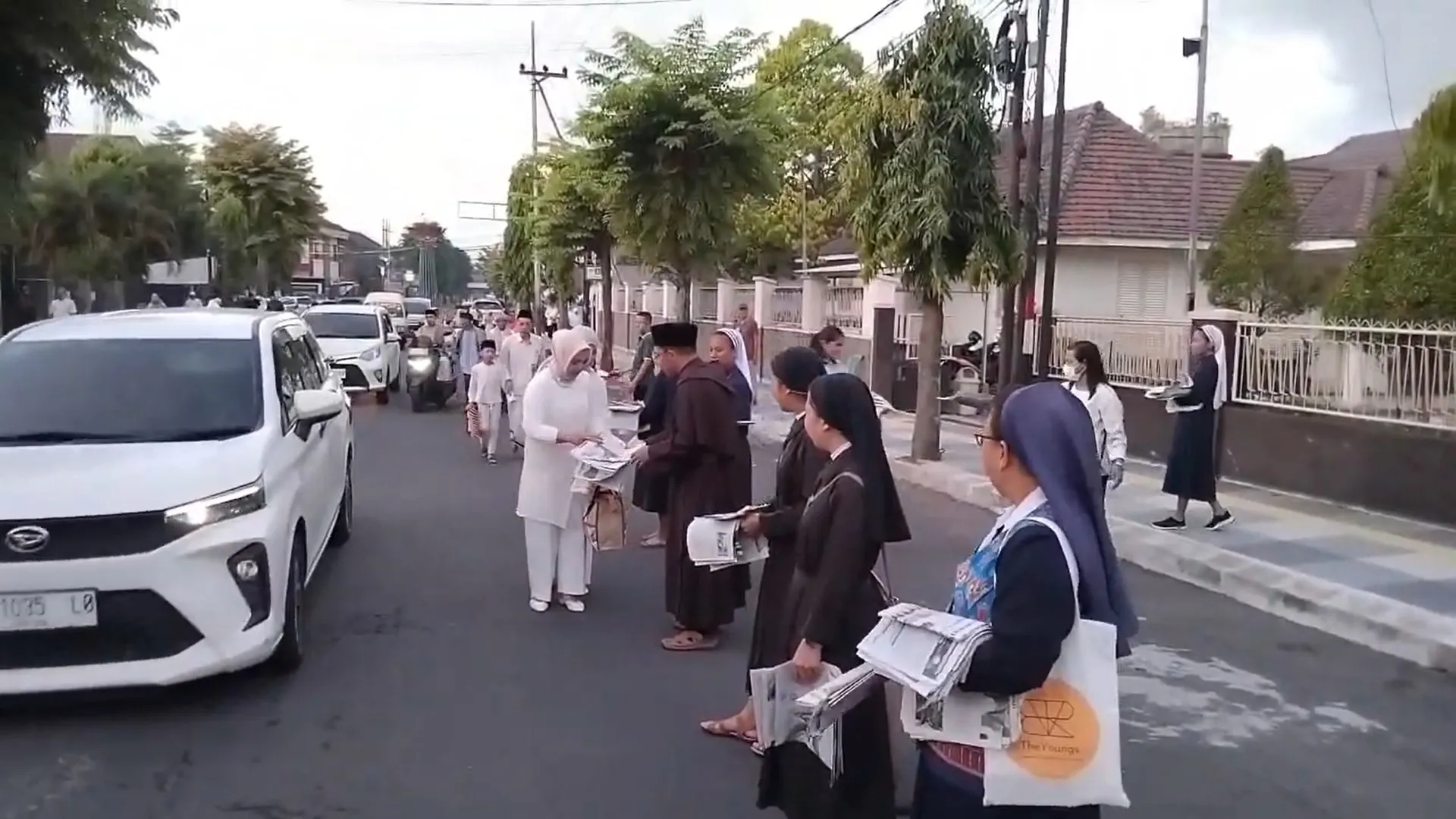 Wujud Toleransi, Jemaat Gereja Katolik Santo Yusup Jember Bagikan Koran Alas Salat Id