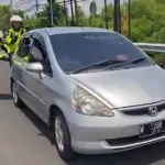 Polantas Gresik Gerak Cepat Bantu Pemudik Mogok di Jembatan Sembayat