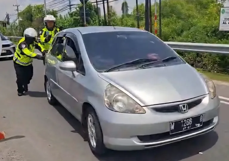 Polantas Gresik Gerak Cepat Bantu Pemudik Mogok di Jembatan Sembayat