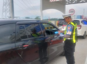 Polda Jatim Terapkan Mobile Reader Percepat Transaksi di Gerbang Tol Situbondo Barat