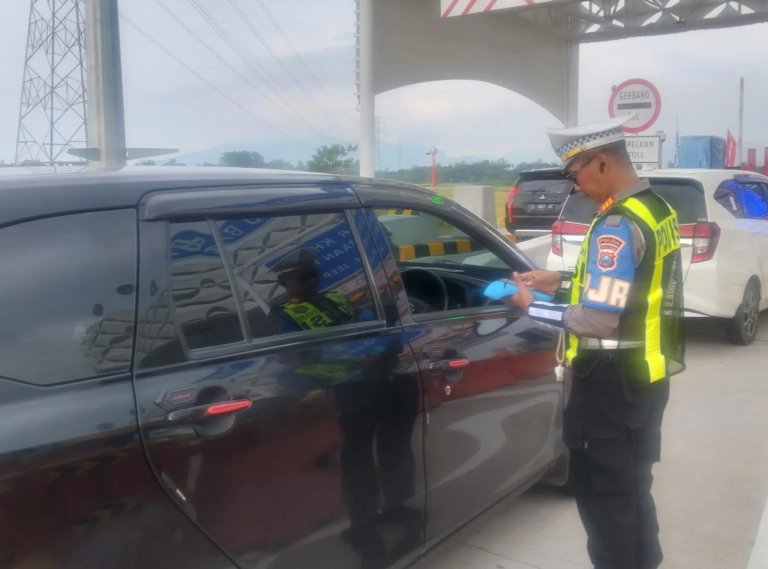 Polda Jatim Terapkan Mobile Reader Percepat Transaksi di Gerbang Tol Situbondo Barat