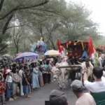Puluhan Pegon Hiasi Pantai Watu Ulo Jember dalam Tradisi Lebaran Ketupat