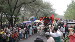 Puluhan Pegon Hiasi Pantai Watu Ulo Jember dalam Tradisi Lebaran Ketupat