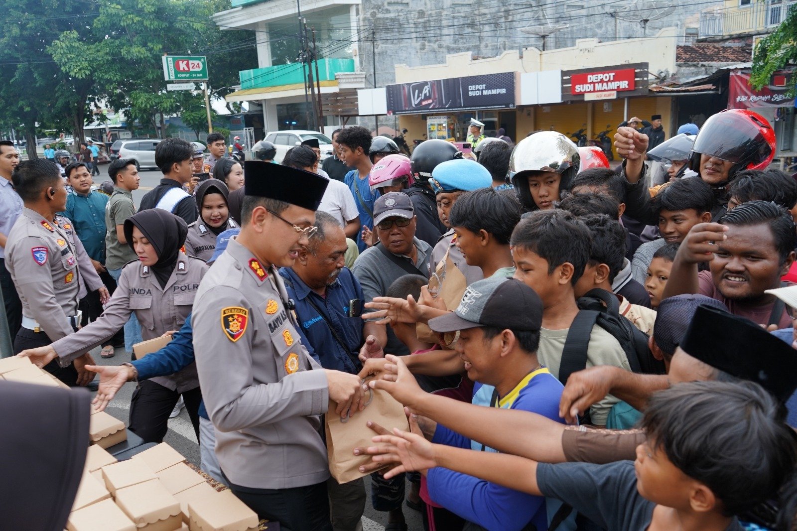 Polres Situbondo dan Insan Pers Berbagi Takjil, Ratusan Paket Ludes Seketika