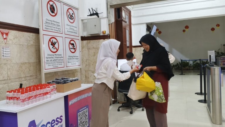 KAI Daop 9 Jember Bagikan Takjil dan Buka Puasa Gratis Selama Ramadan
