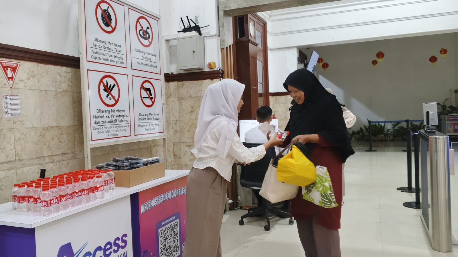 KAI Daop 9 Jember Bagikan Takjil dan Buka Puasa Gratis Selama Ramadan