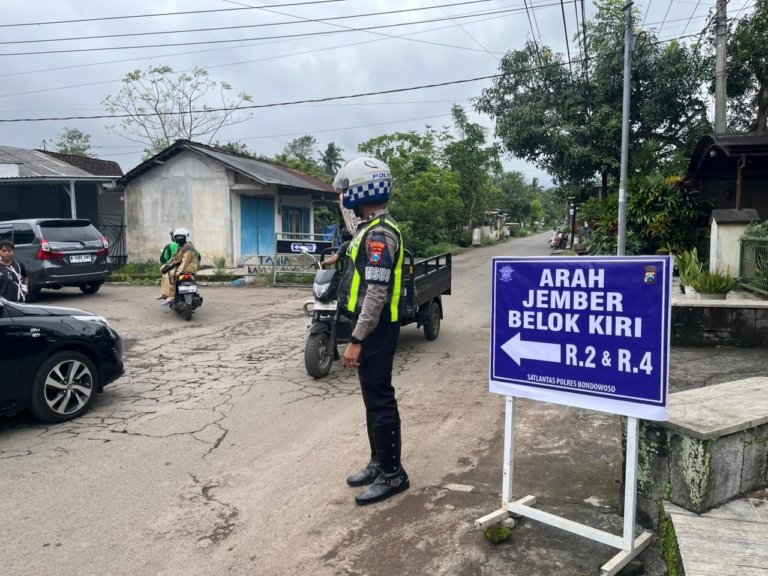 Polres Bondowoso Maksimalkan Pengaturan Lalin Pascaputusnya Jembatan Sukowiryo