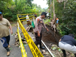 Polres Lumajang Pasang Police Line di Lokasi Longsor Tempursari