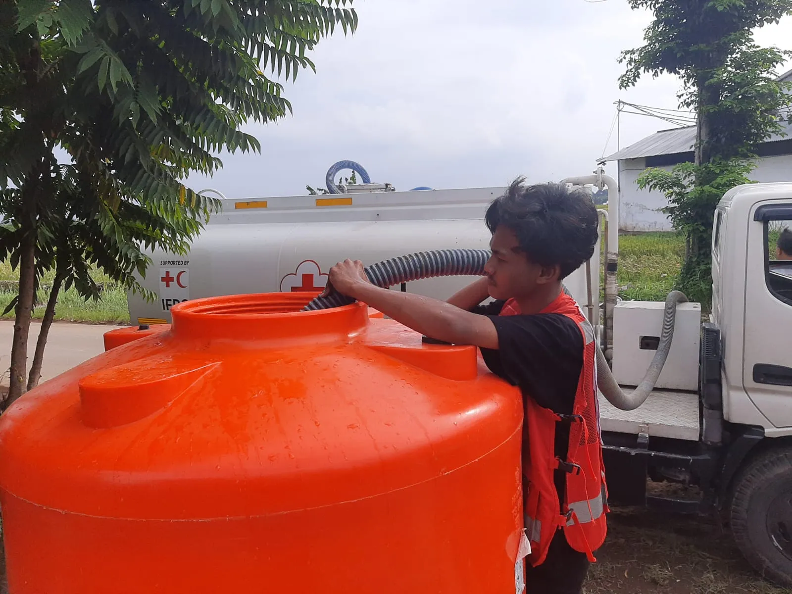 Pasca Banjir Sungai Dinoyo, PMI Jember Suplai Air Bersih dan Normalisasi Sumur