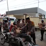 Polres Sumenep Bersama Lintas Instansi Berbagi Takjil di Bulan Ramadhan